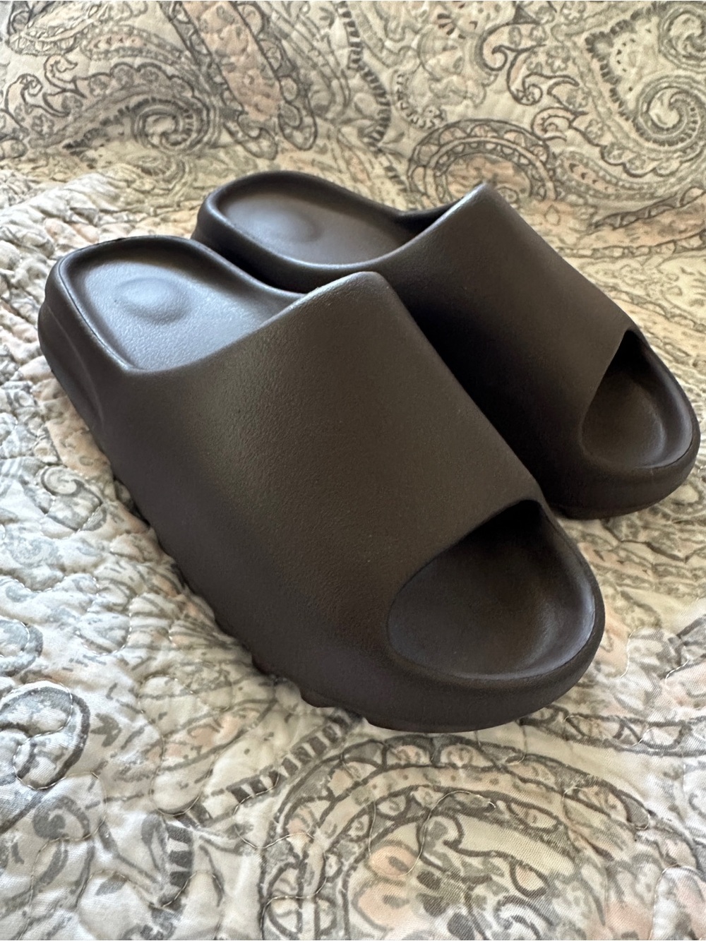 NWB: Yeezy Boys Size 5/ WMS 7 Slide Sandals in Chocolate - Picture 2 of 9